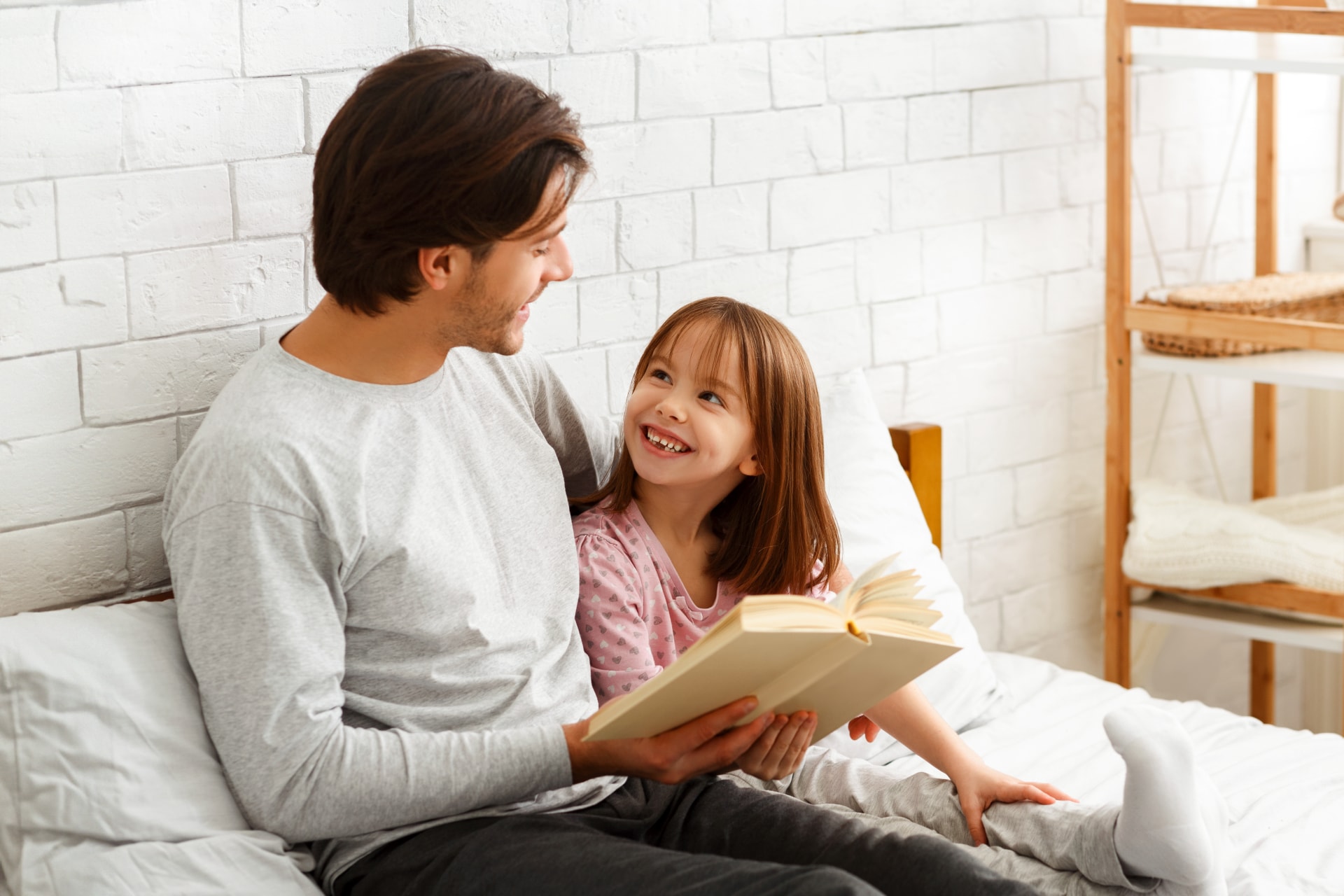 dad-daughter-smile-happy-reading