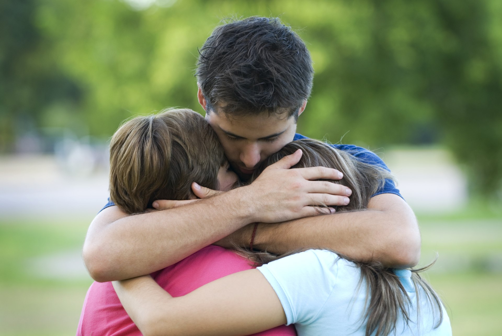 dad hugging daughters