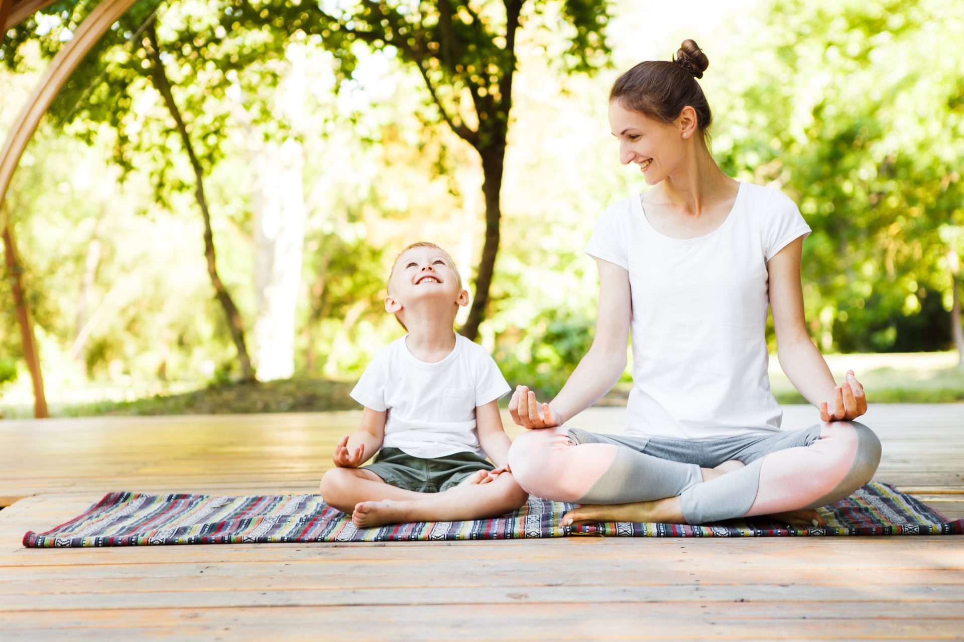 parent-young-child-exercise-yoga