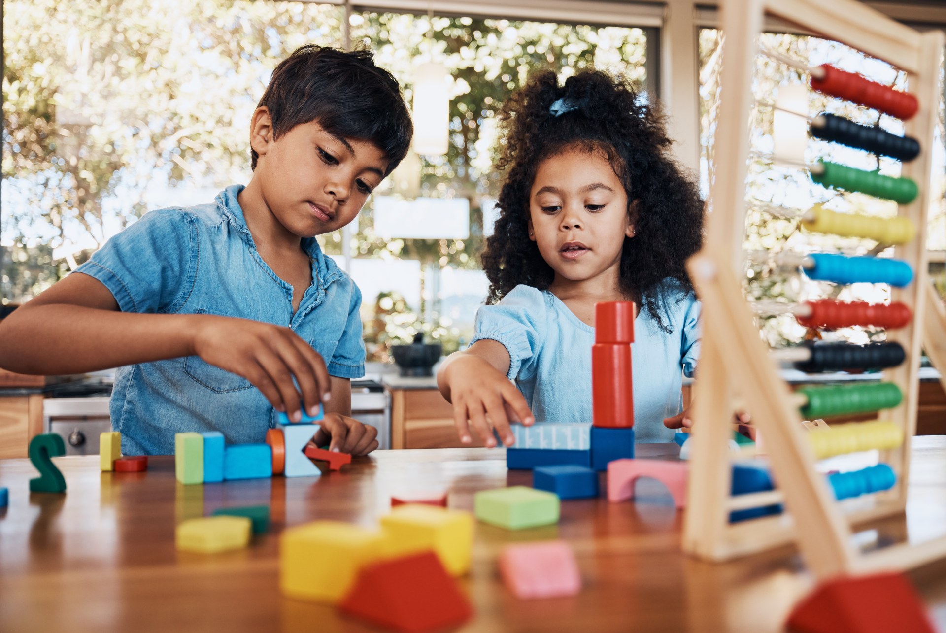 siblings-playing-with-toy-blocks