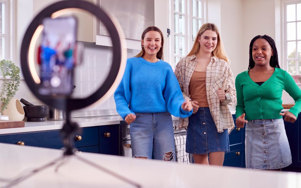 Teenagers-filming-social-media-trend